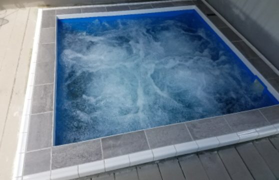 Perbedaan whirlpool hot tub